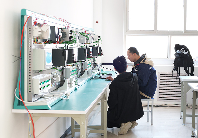 電工PLC技術(shù)好學(xué)嗎？初高中畢業(yè)生學(xué)電工PLC技術(shù)前景如何？