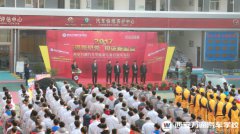 新技術(shù)炫酷刺激   學(xué)子們爭(zhēng)相圍觀
