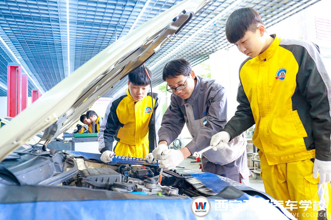 西安萬(wàn)通汽車(chē)機(jī)修教學(xué)課堂