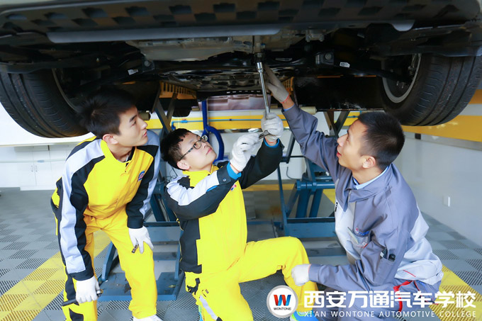 西安萬(wàn)通汽車(chē)保養(yǎng)教學(xué)課堂